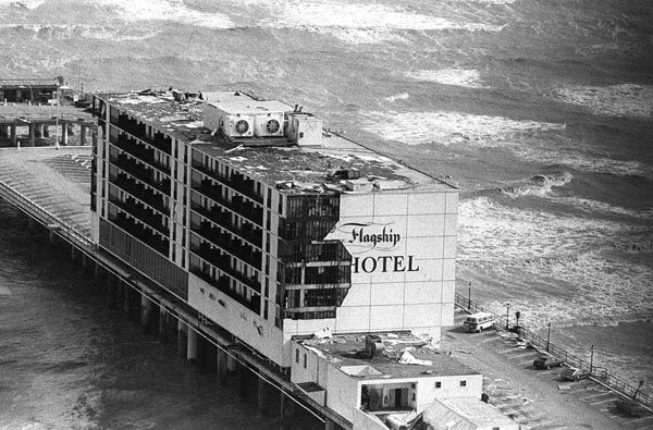 an old photo of a hotel on the beach